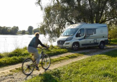 Radfahrer und Wohnmobil in den Donauauen