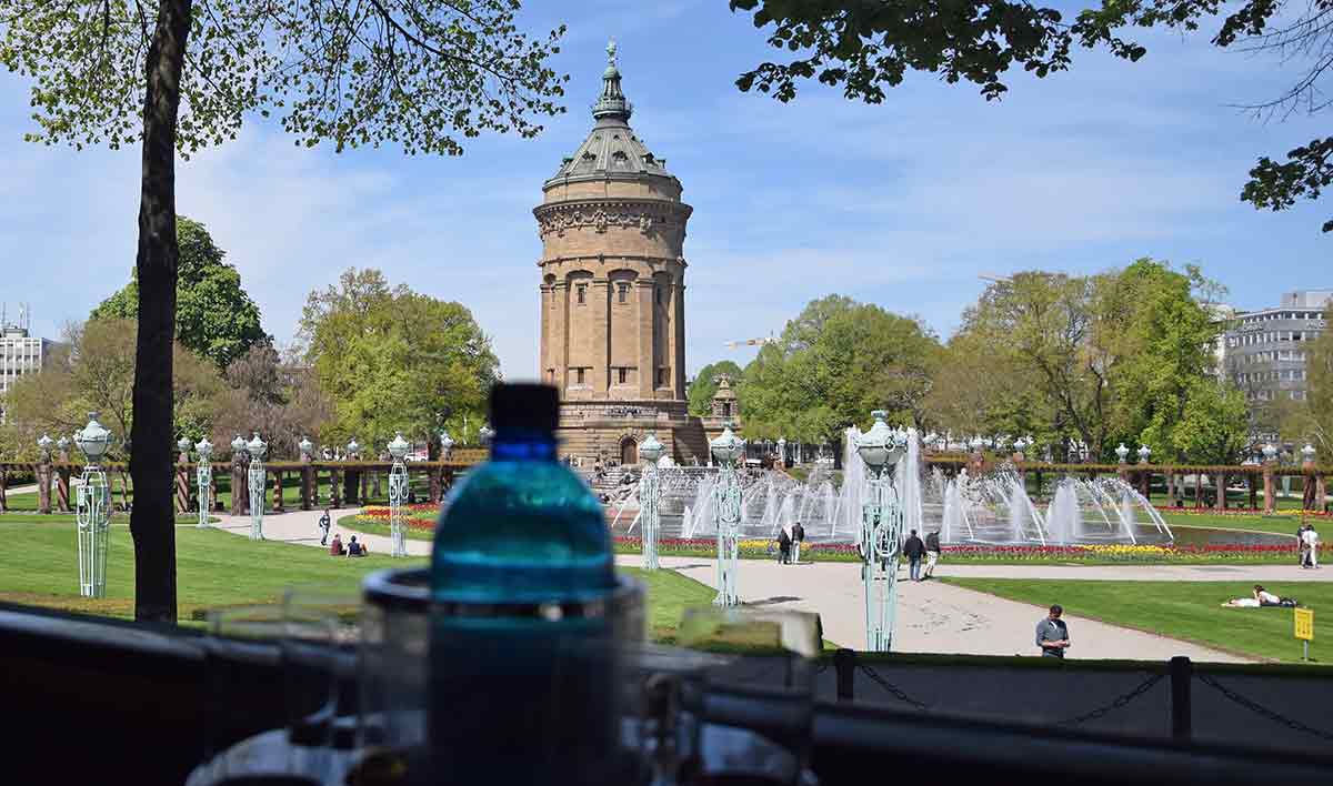 Wasserflasche im bus vor Turm im Park