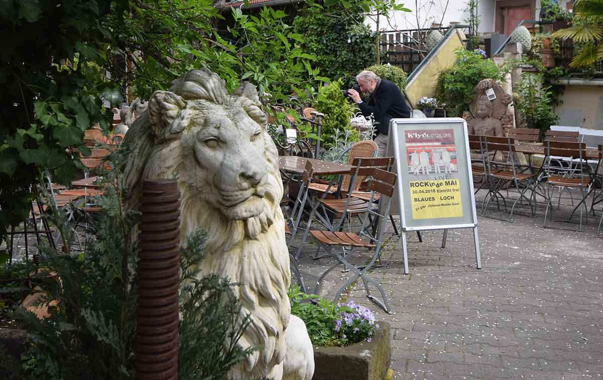 Andreas auf Biergarten-Pirsch mit dem kurpfälzischen Leberkäs-Löwen