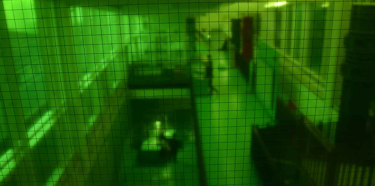 Blick durch grüne Glasscheibe