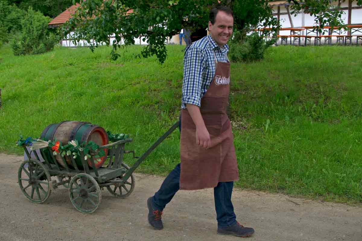 Brauer mit Leiterwagen