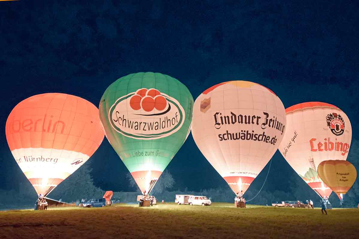 vier erleuchtete Ballons am Gitzenweiler Hof am Bodensee