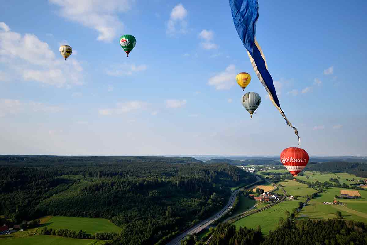 Ballongruppe im Himmel über dem Allgäu