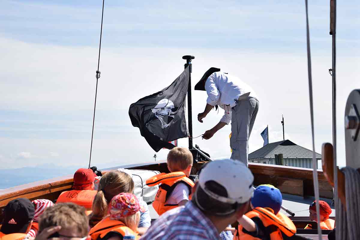 Totenkopf-Flagge auf der Ladine in Immenstaad
