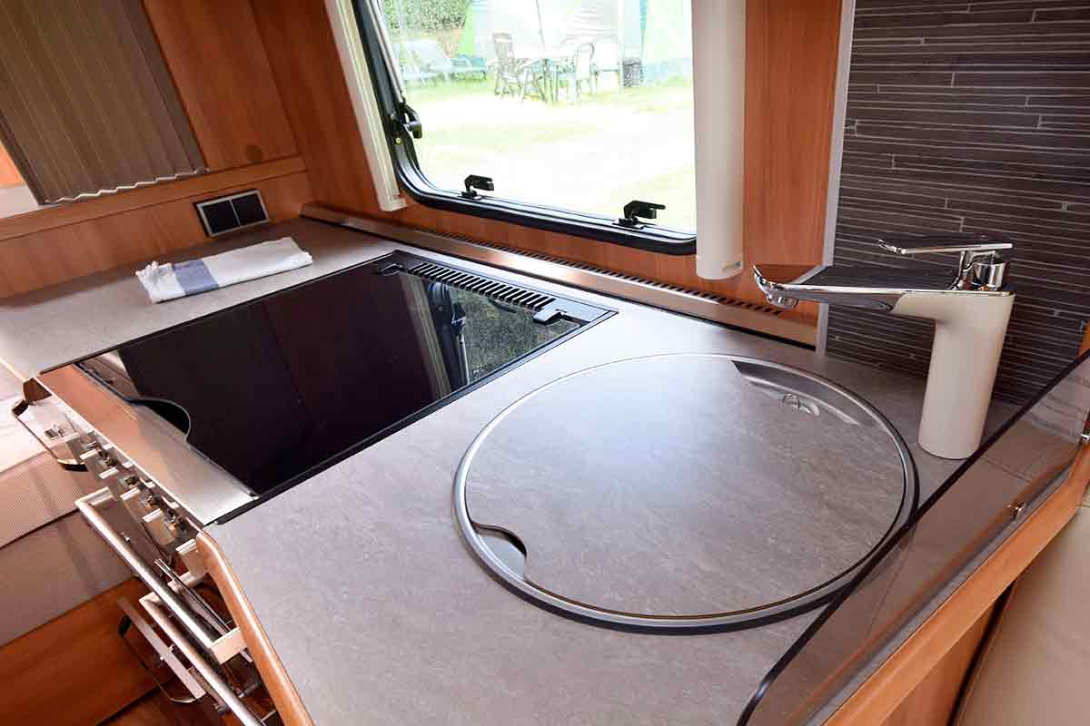 Küche mit geschlossener Spüle im Eriba Nova GL 465