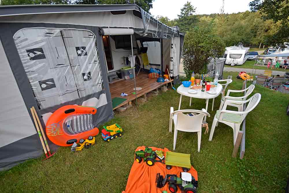 Wiese vor Wohnwagen mit Vorzelt