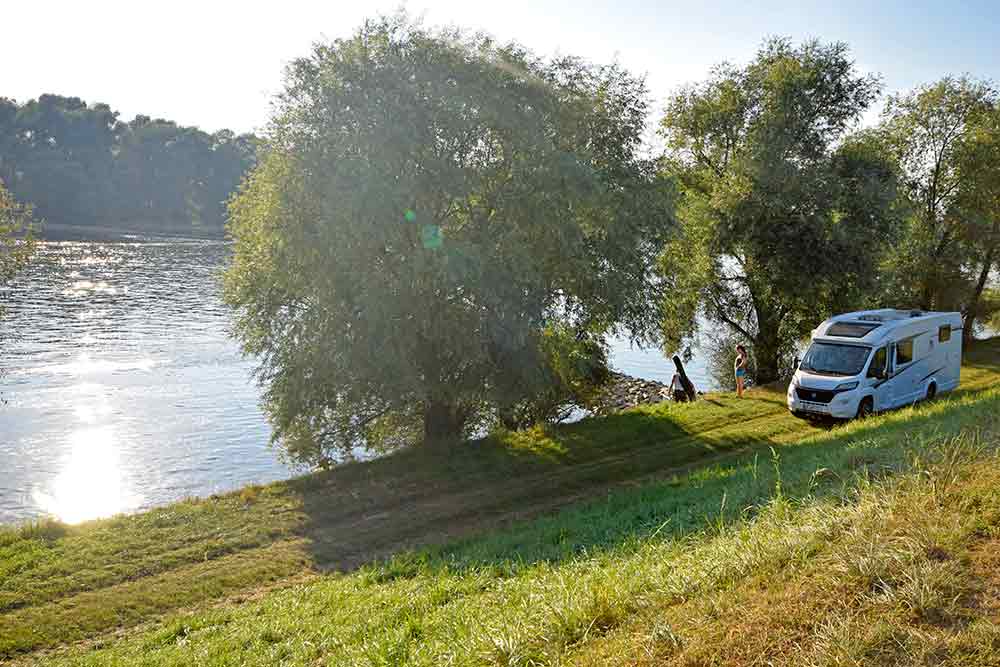 Wohnmobil am Donauufer