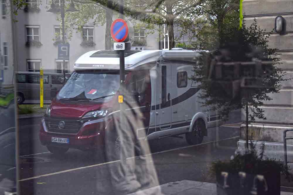 Spiegelung des Hymer Van im Schaufenster