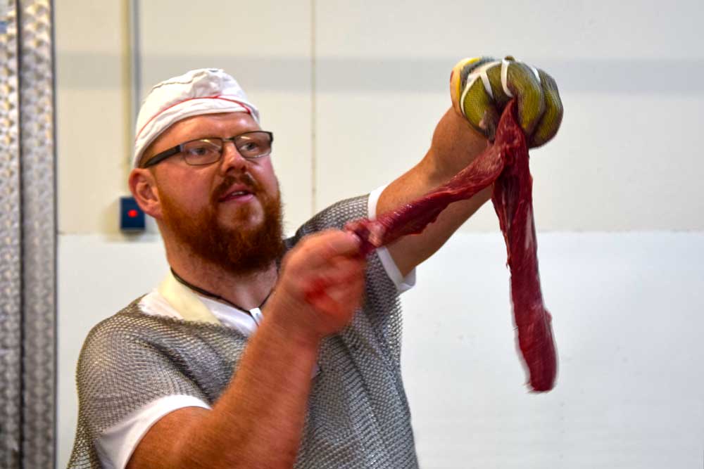 Philipp Sontag präsentiert Fleischstück