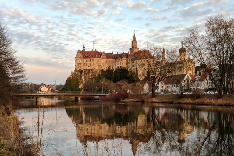 Auf dem Hohenzollerischen Jakobsweg in Sigmaringen unterm Schloss