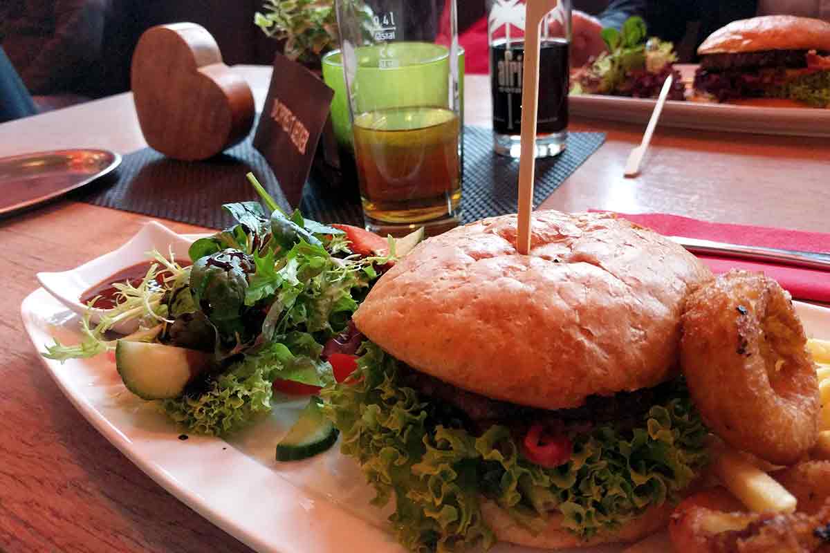 Burger mit Onions und Pommes im Schienrs Restaurant