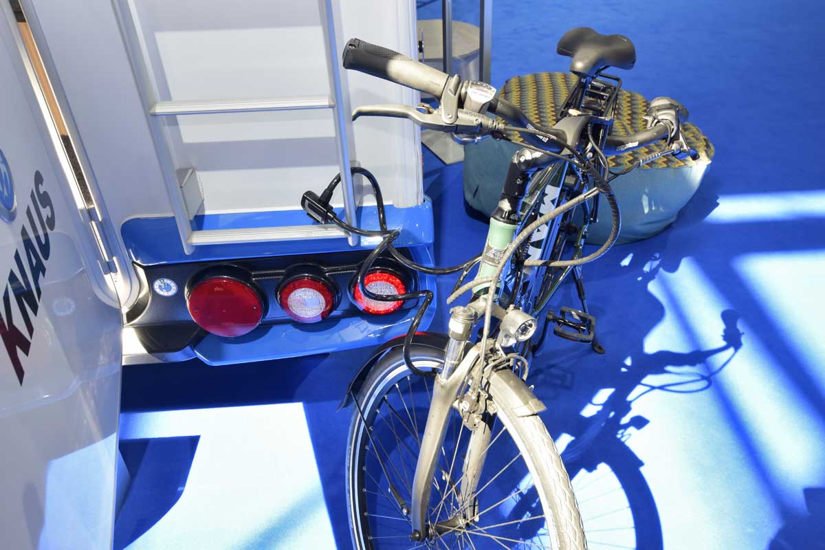 An der Leiter angekettetes Fahrrad