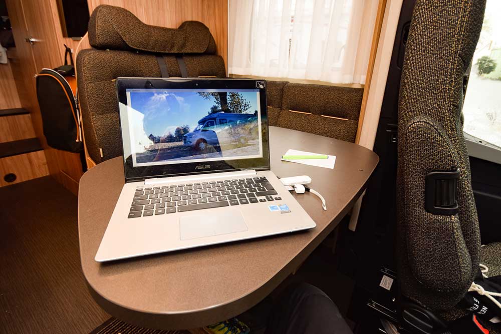 Tisch vom Beifahrersitz aus im Hymer ML T 580