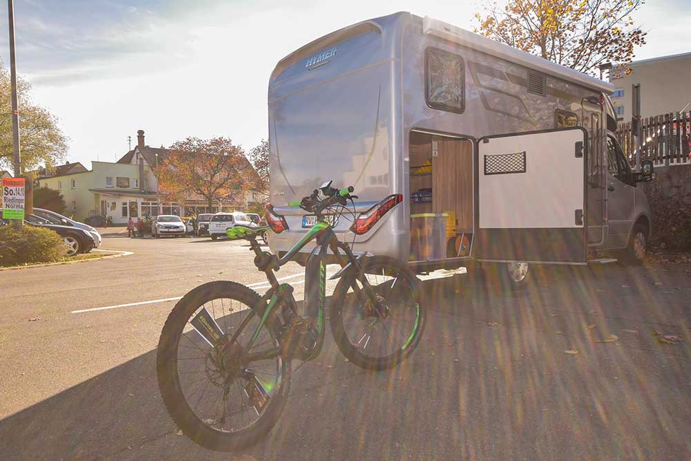 Full-E+ am Hymer ML T 580 mit geöffneter Garage