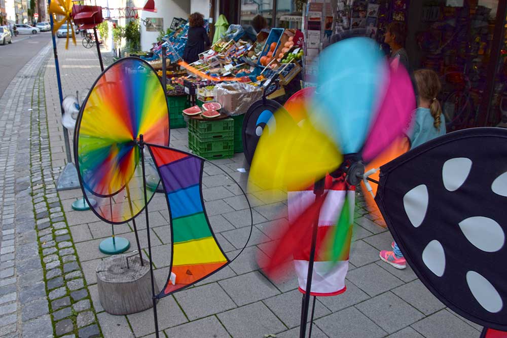 Geschäft mit Windrädern in der Altstadt