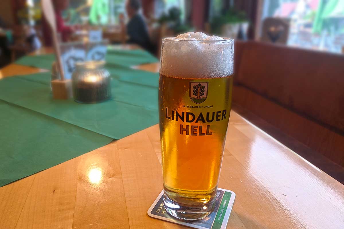 Wirtshaus-Tisch mit Lindauer Hell