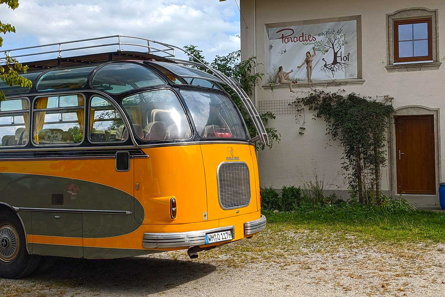 Oldtimerbus am Paradieshof