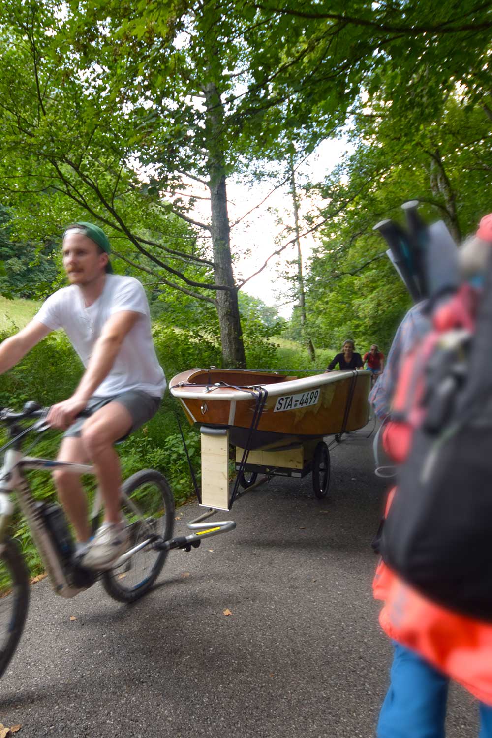 Radfahrer mit Bootsanhänger