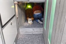 Zwei spielende Kinder im Wohnmobil