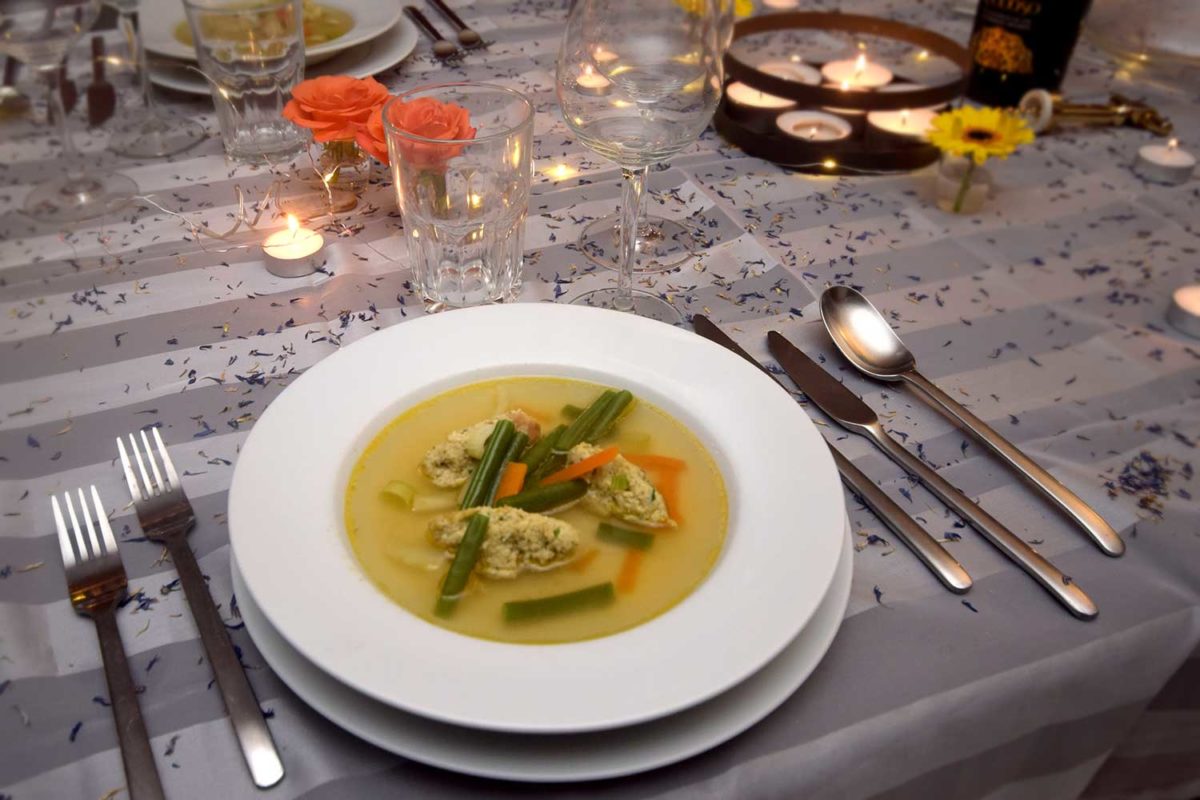 Suppe am gedeckten Tisch