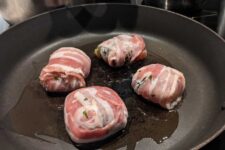 Pfanne mit Speckhähnchen