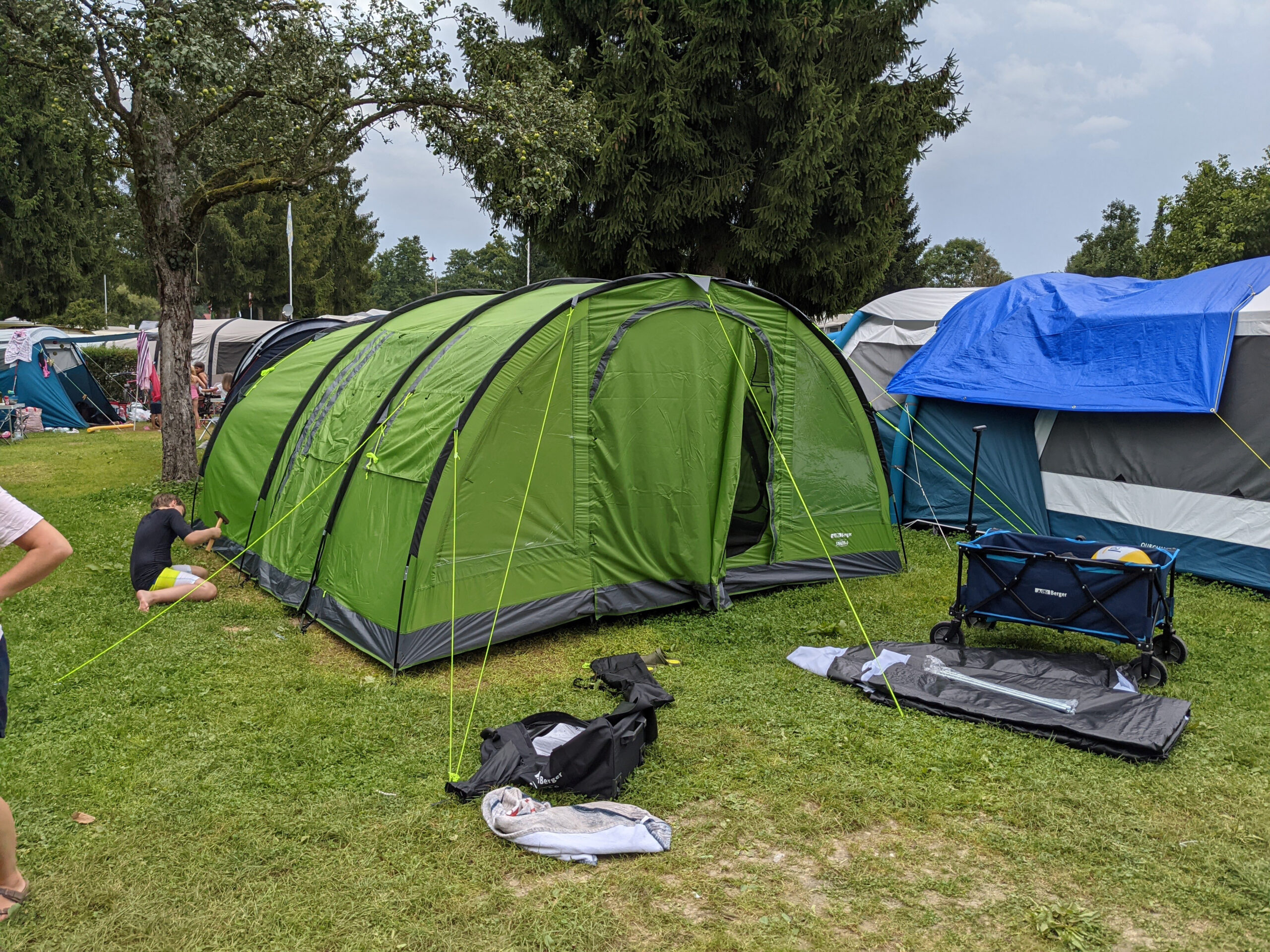 Aufgebaute Zelthülle des Berger Sierra 6