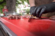 Entenbrust wird geschnitten