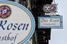 Schild: Drei Rosen