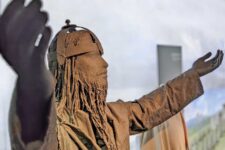 Figur eines Kelten mit ausgebreiteten Armen