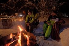 Jungs am Feuer