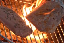 Vorgegartes Fleisch auf dem Grill