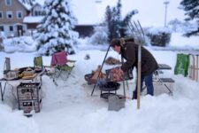 Grill wird mit Kohle angefeuert