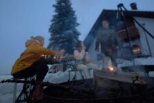 Drei Personen am Feuer