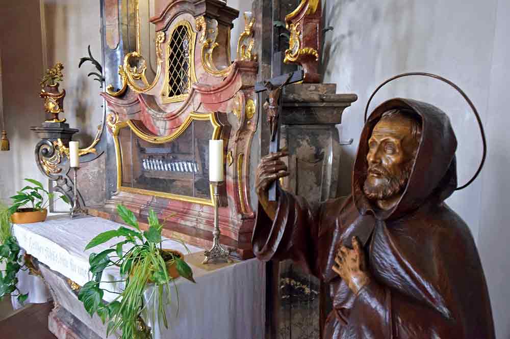 Statue und Wiege des heiligen Fidelis