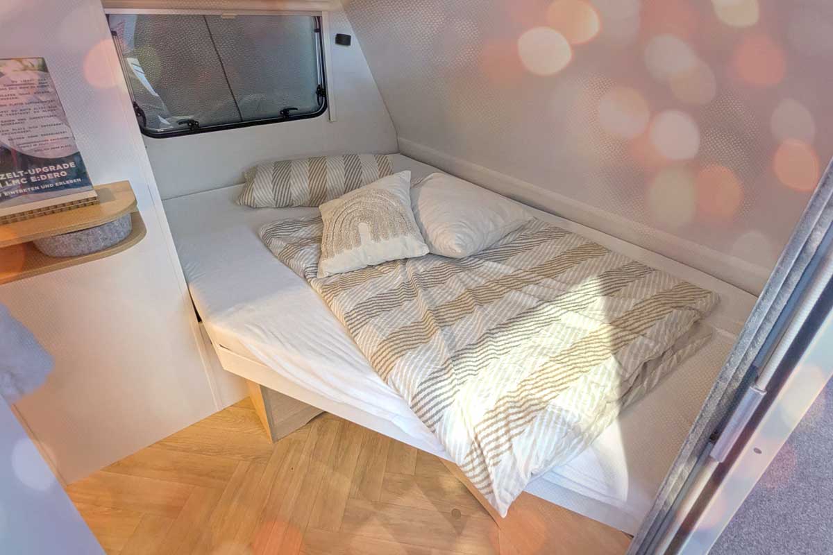 Französisches Bett im Bug eines Caravan