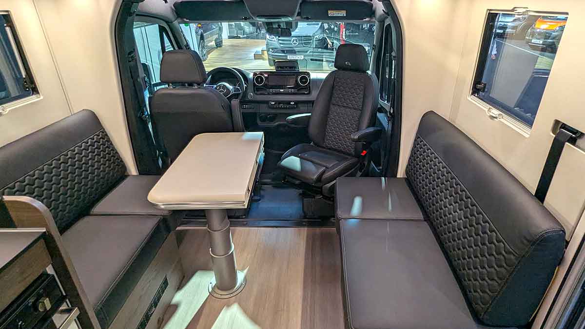 face-to-Face-Lounge