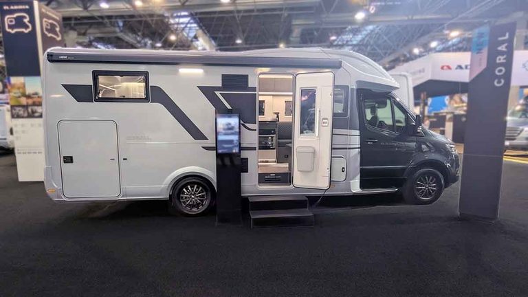Adria Coral Supreme MB 670 DL auf Messestand