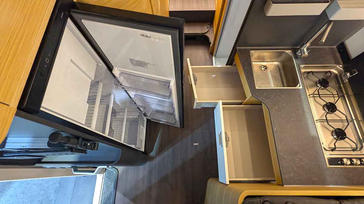 Küche mit Arbeitsplatte und Kühlschrank
