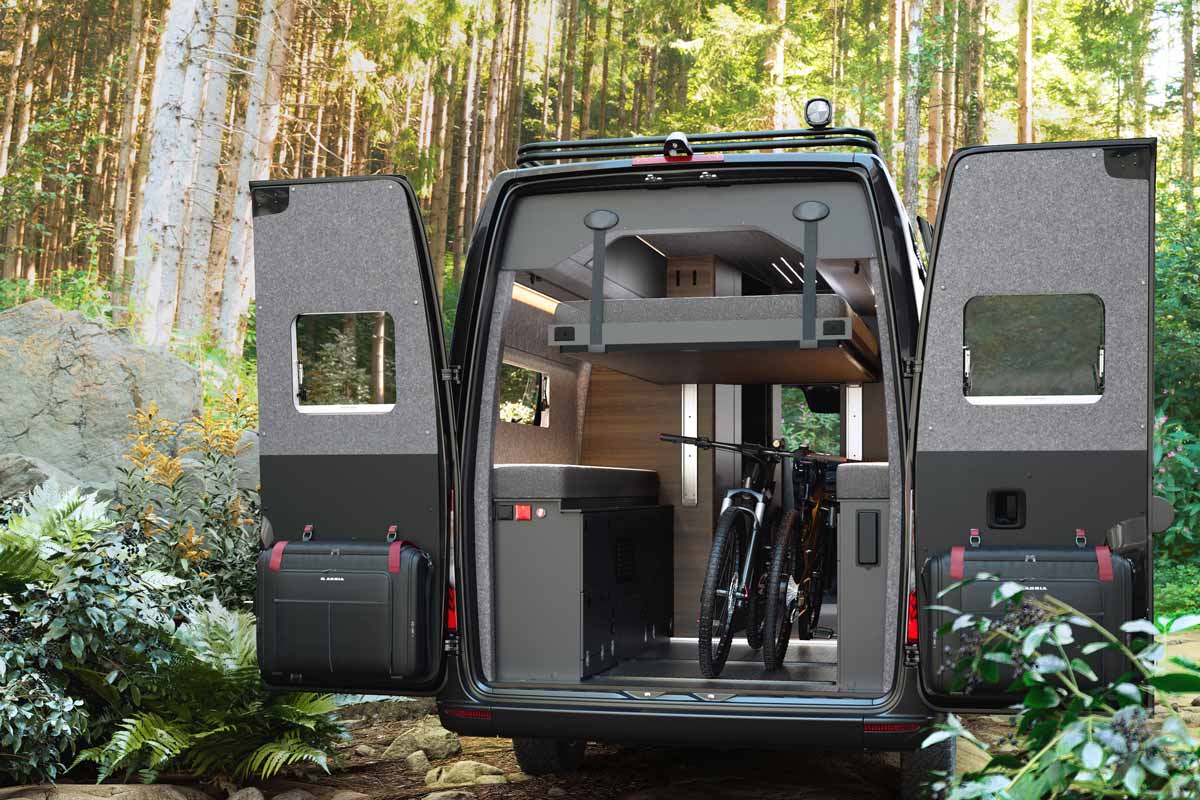 Campervan Rückseite mit geöffneten Türen