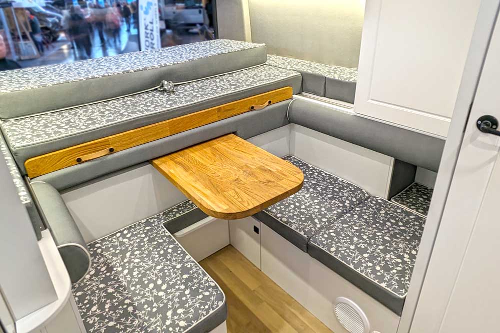 zusammengeklapptes Heckbett mit Sitzgruppe