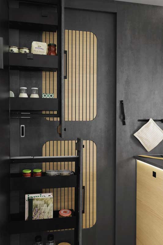 Ausziehschrank mit Küchenutensilien