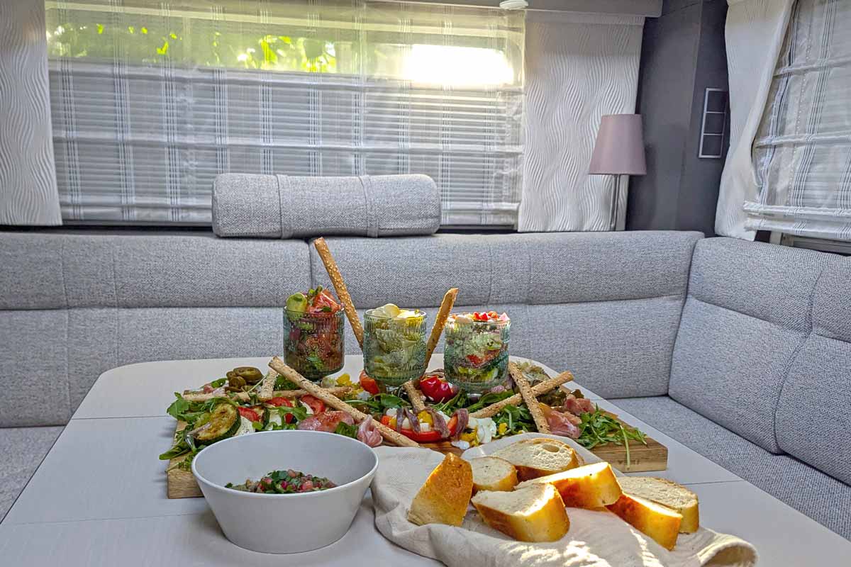 Dethleffs Alpa I Tisch mit Antipasti