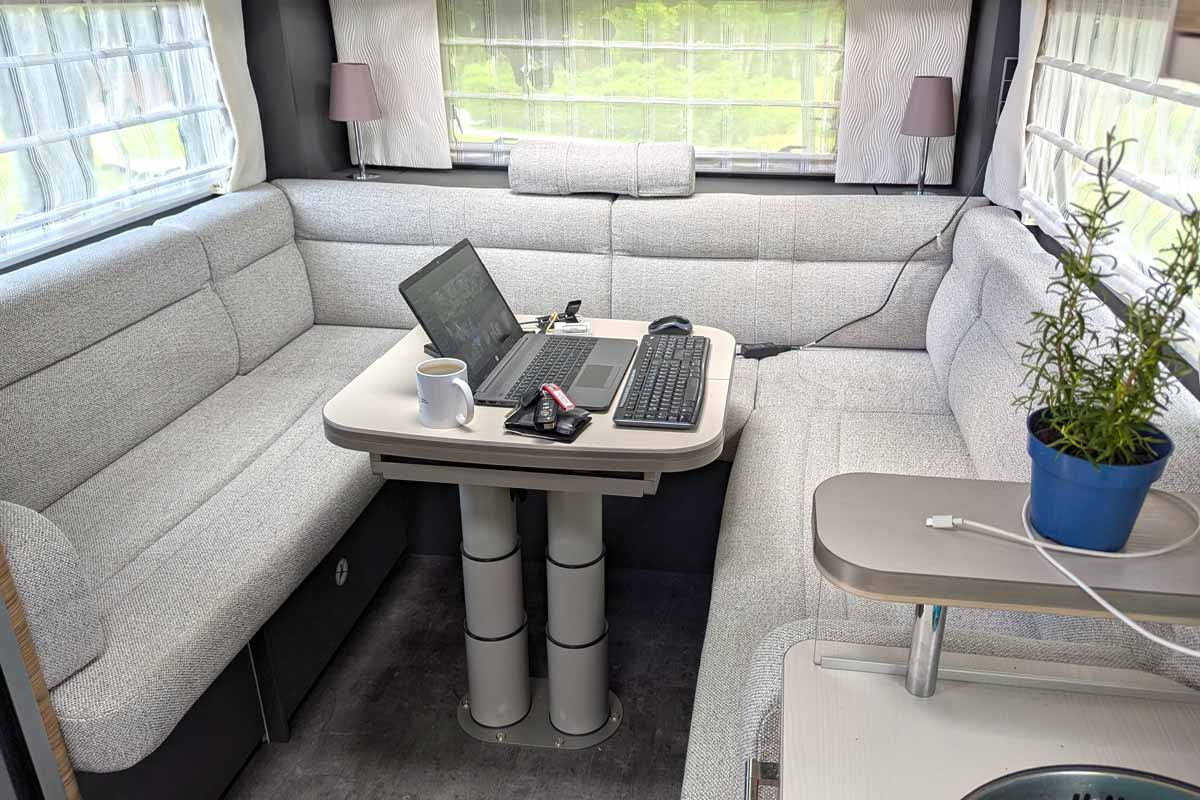 Sitzgruppe mit Laptop auf Tisch