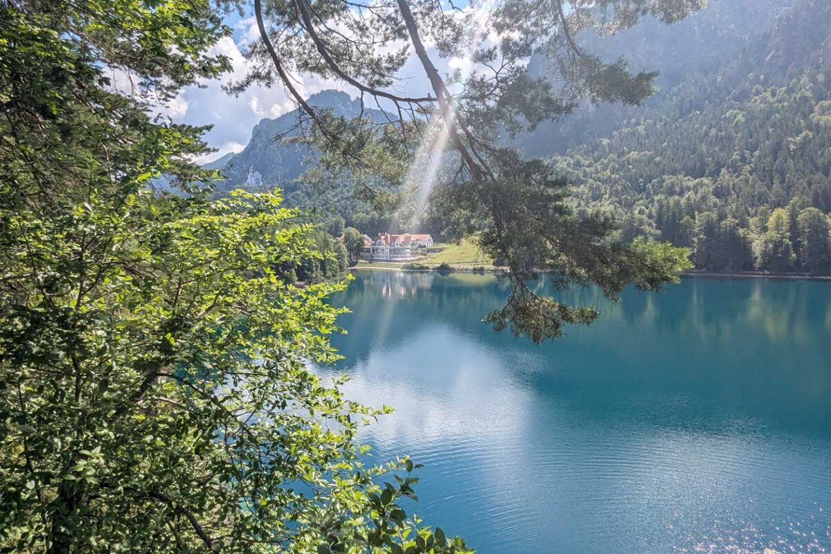 Blick über den Alpsee auf Schloss Neuschwanstein
