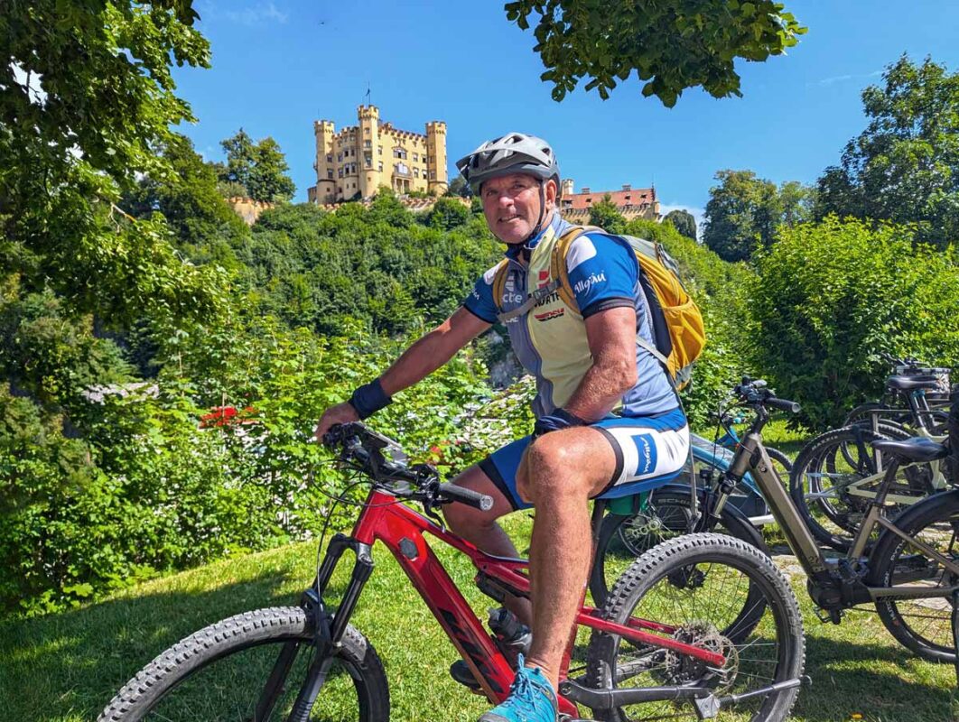 Radfahrer vor Schloss Hohenschwangau