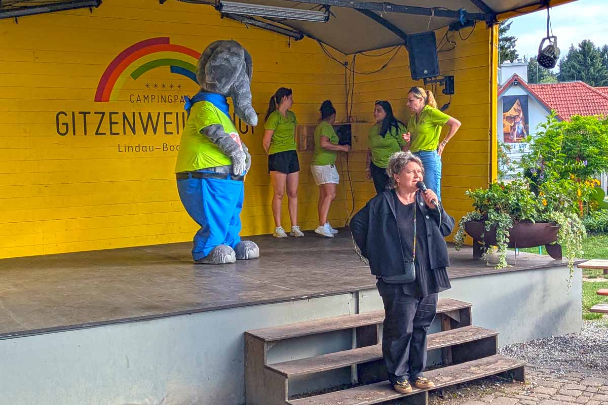 Heidrun Müller auf der Animationsbühne im Gitzenweiler Hof