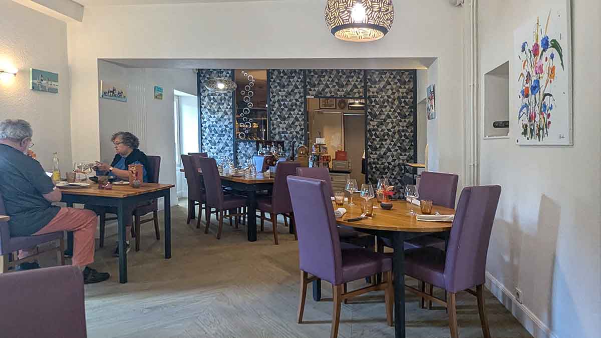 Tische im Restaurant in der Vendée