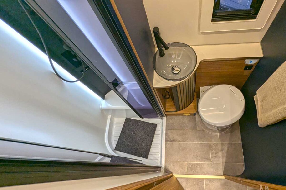 Bad mit Toilette und Duschkabine