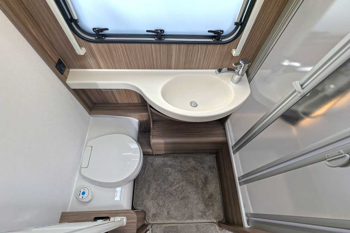 Bad/WC mit Waschbecken und Duschkabine