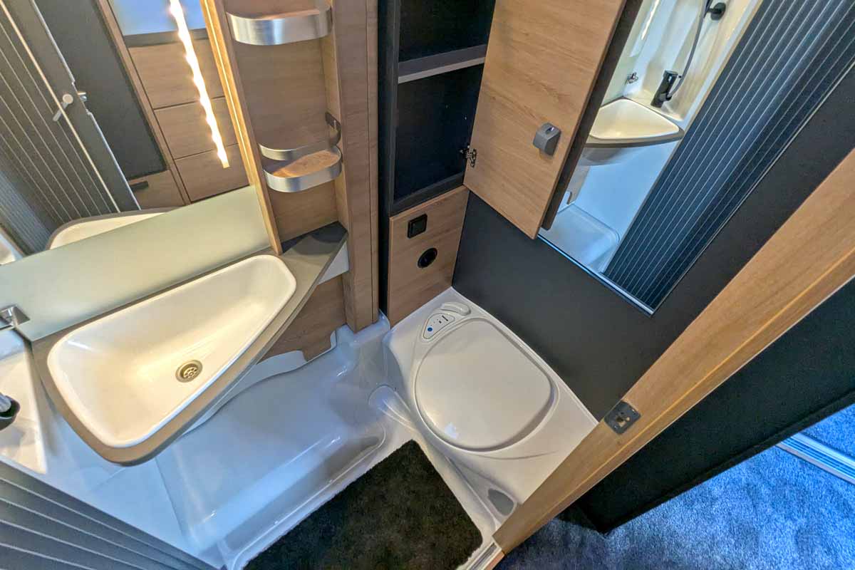 Blick ins Bad mit Banktoilette